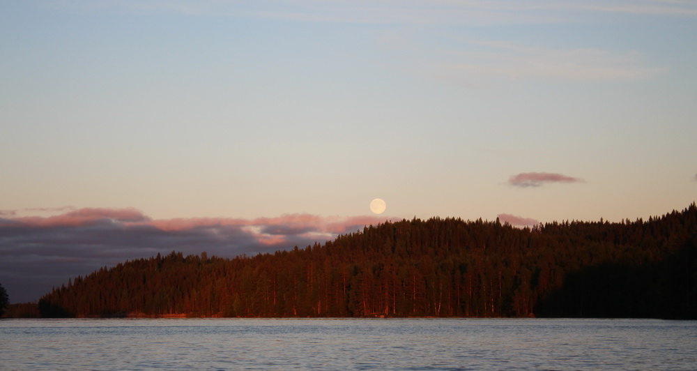 Sonne und Mond in Finnland